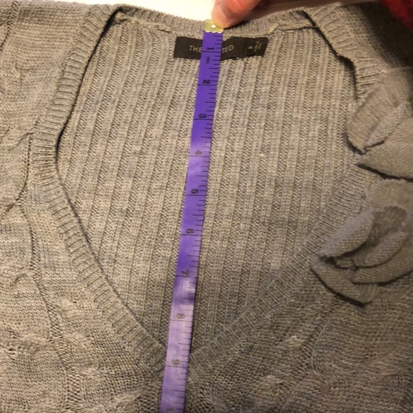 The Limited Gray sweater medium - Picture 7 of 10